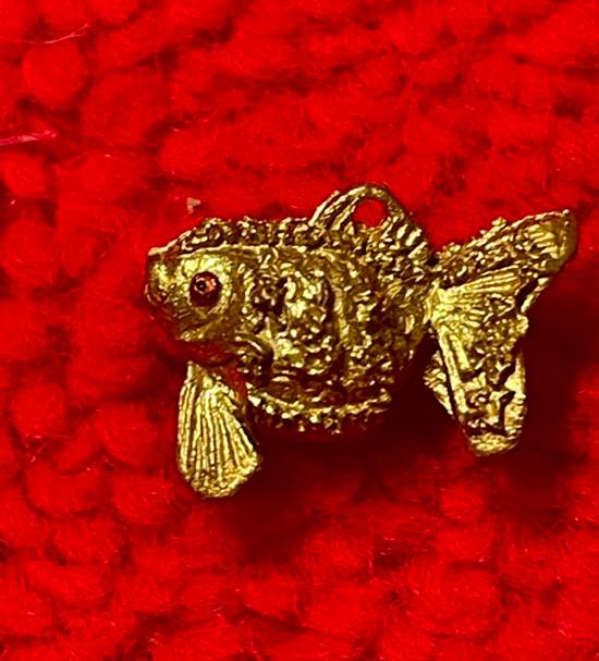 รูปปลาทองดูดทรัพย์โชคลาภดี หลวงพ่อมัค วัดเขาเล็กรางสะเดา จ.กาญจนบุรี