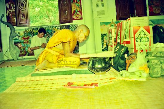 รูปเหรียญหนุมานออกศึก อุดผงอาถรรพณ์เขี้ยวหนุมาน หลวงพ่อชื่น ปี 2544 | เหรียญหนุมานหลวงพ่อชื่น,